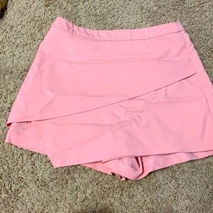 This is a pretty pink skort. It’s been worn just a few times. I’m perfect shape